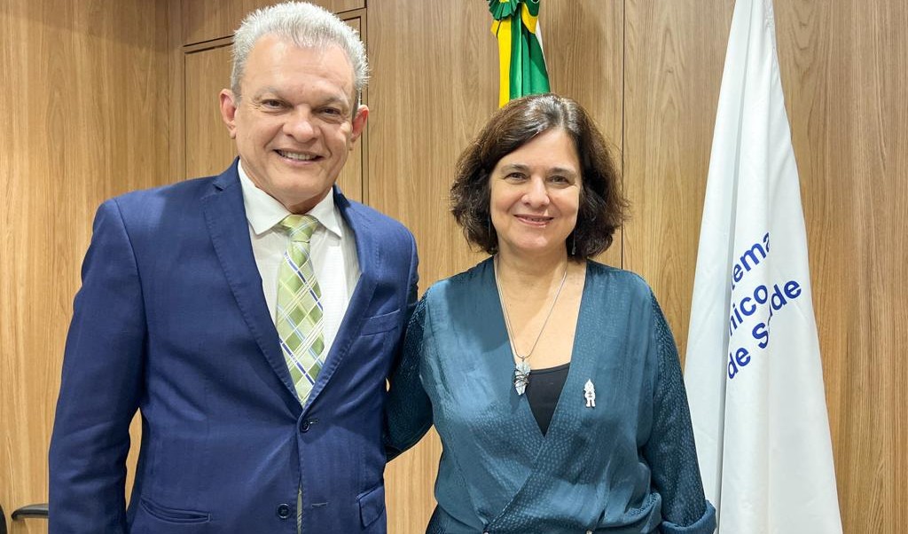 sarto e nísia andrade posam para a foto